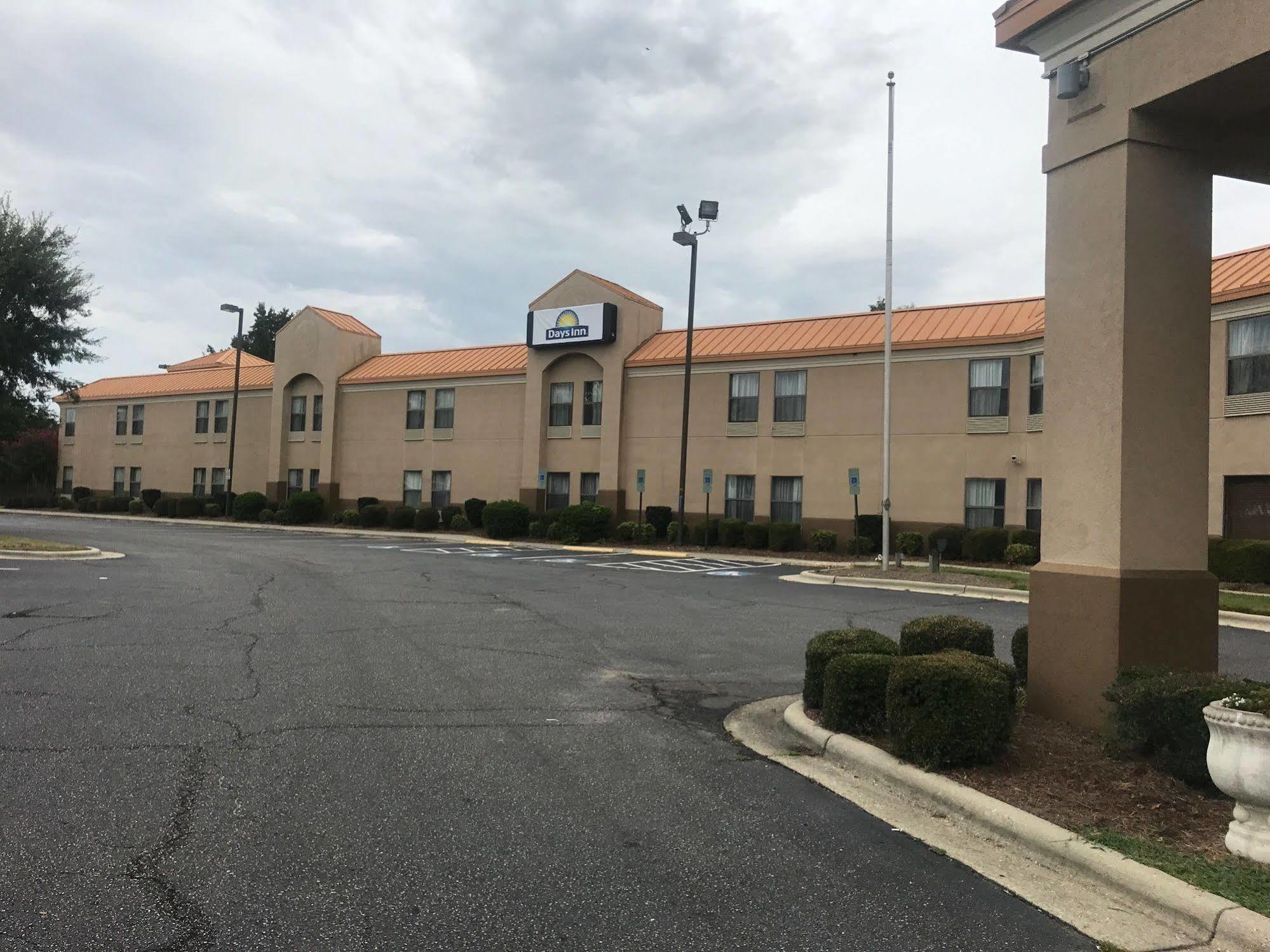 Country Inn & Suites By Radisson, Dunn, Nc Exterior photo